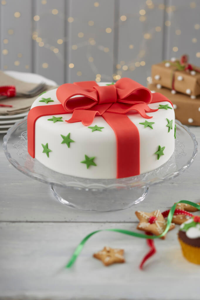 Traditional bow Christmas cake by Hobbycraft