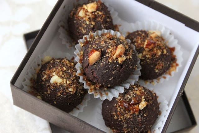 Whiskey truffles with almond praline – The Vegan Cookie Fairy