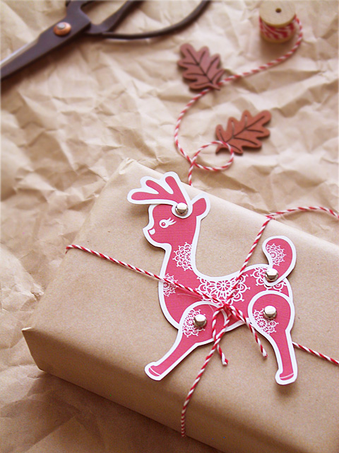 Movable reindeer as a topper for gifts.