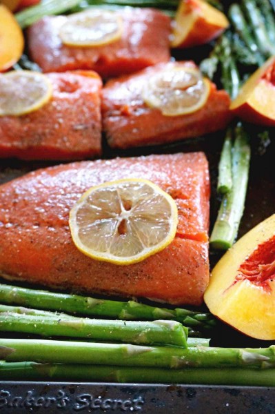 BAKED SALMON WITH PEACHES AND ASPARAGUS.