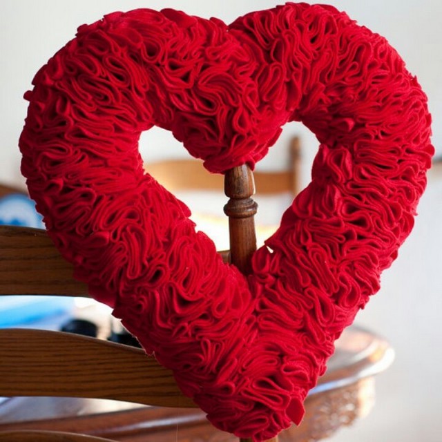 DIY felt heart wreath