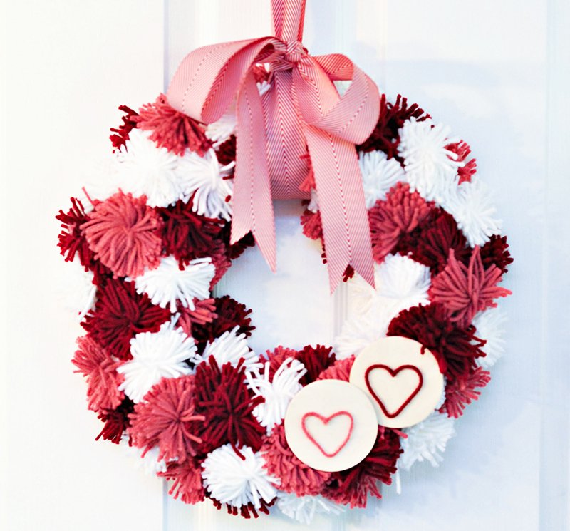 Valentine’s Day Pom-Pom Yarn Wreath. DIY Valentine’s Day Wreaths