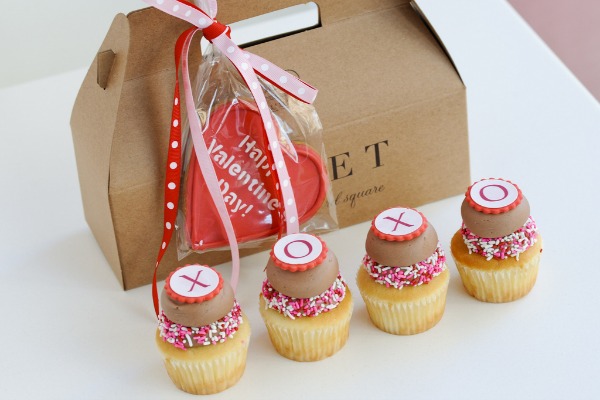 XOXO cupcakes.