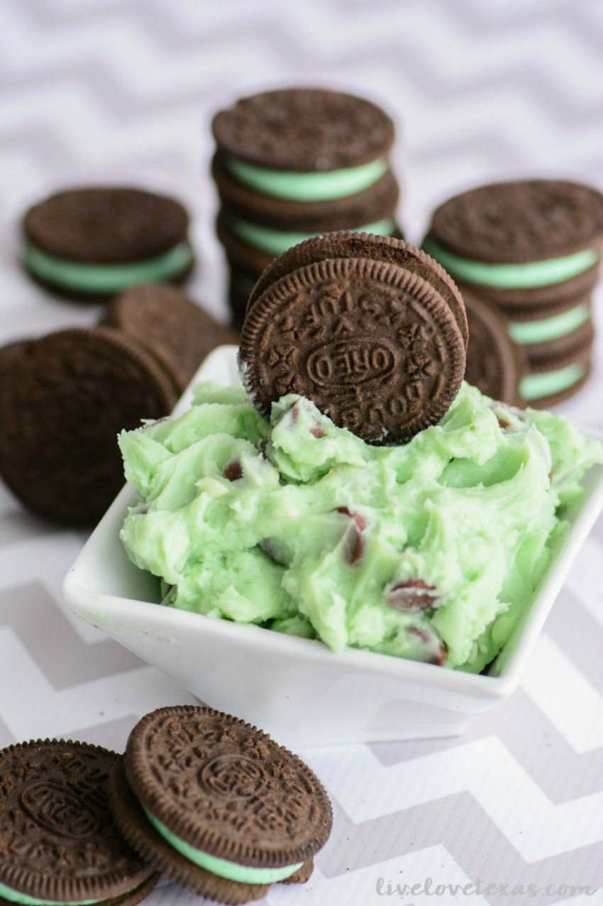 Easy Mint Chocolate Cheesecake Dip