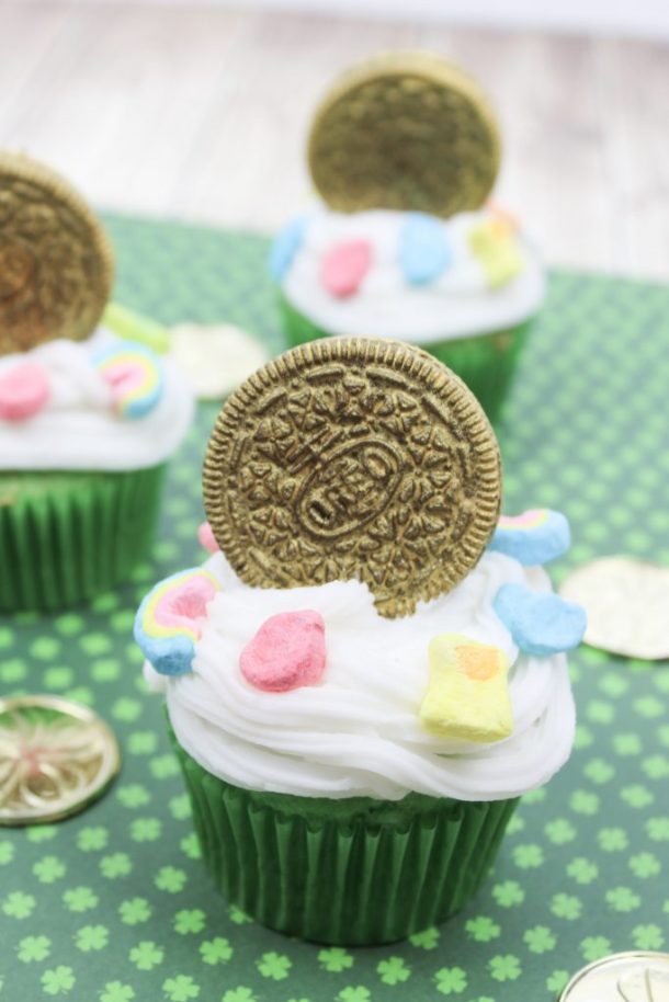 LUCKY CHARMS GOLDEN OREO CUPCAKES