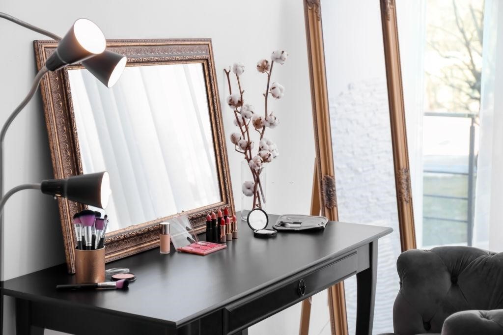 Dressing table with antique design